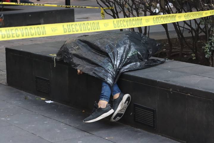 Muere sujeto recostado en una banca de concreto cerca de los juzgados de lo familiar