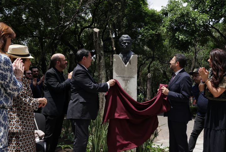 Batres inaugura estatua de Porfirio Muñoz Ledo tras el 91 aniversario de su natalicio