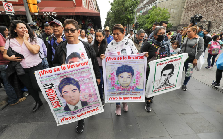 Padres de los 43 normalista están decepcionados de AMLO, pero con esperanza en Sheinbaum