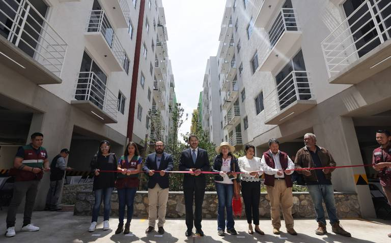 Entrega Batres la Unidad Habitacional Cacama en Iztapalapa