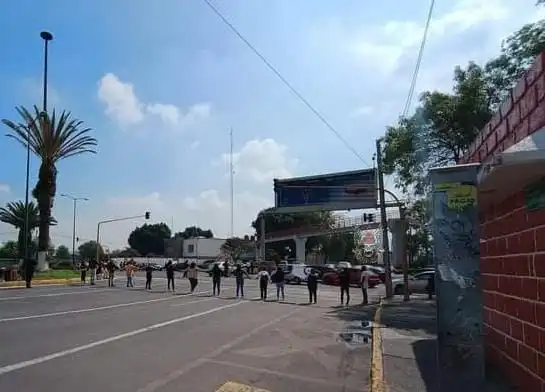 Frente al MP de Tlalnepantla Edoméx, se manifiesta y Ocasionan gran Impacto Vial en la Zona
