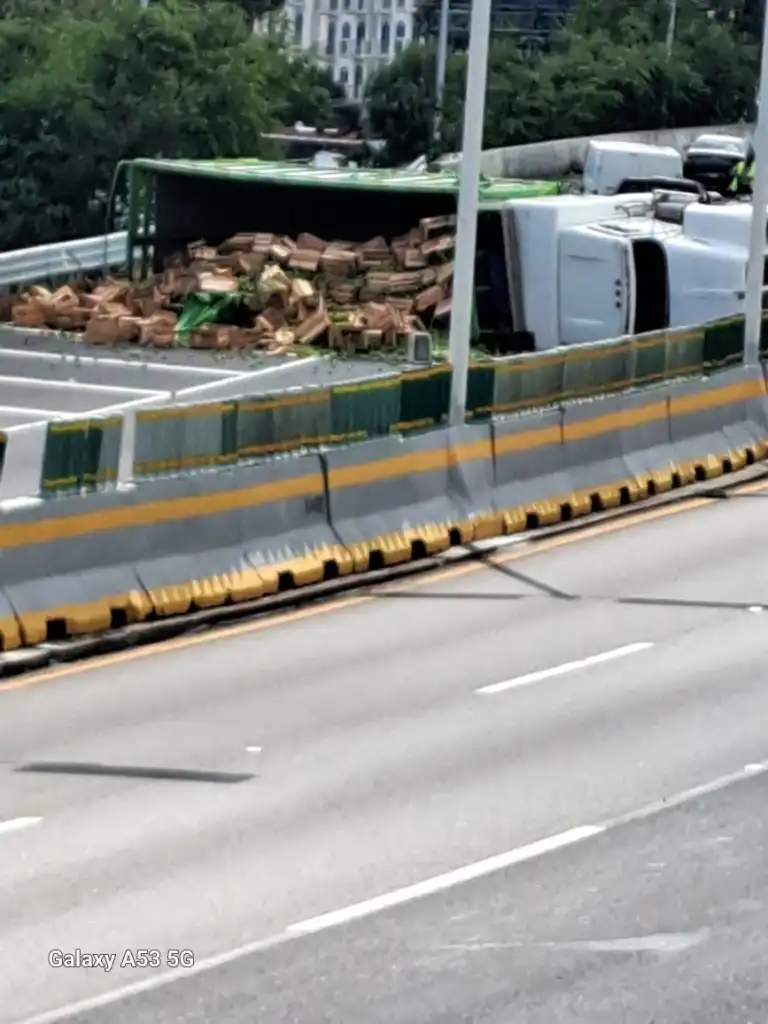 En la México- Cuernavaca largas filas luego de Voladura de Camión Verdulero