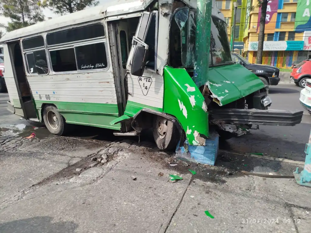 Se estrella Microbús contra poste en Iztapalapa, Dejando cuatro lesionados