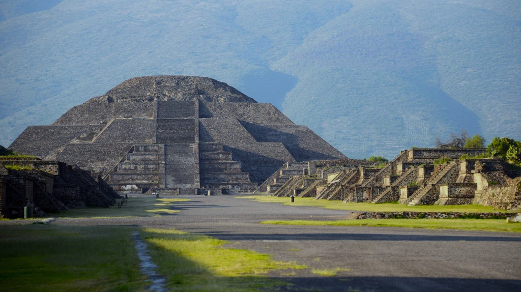 La Pirámide de la Luna debió marcar el eje de orientación astronómica de la antigua ciudad de Teotihuacan Ed omex