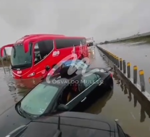Vehículos se quedan Varados por inundación Registrada en el Circuito Exterior Mexquenses