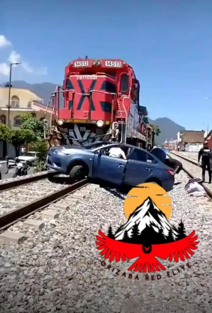 En Orizaba, Veracruz México, Tren se lleva automóvil