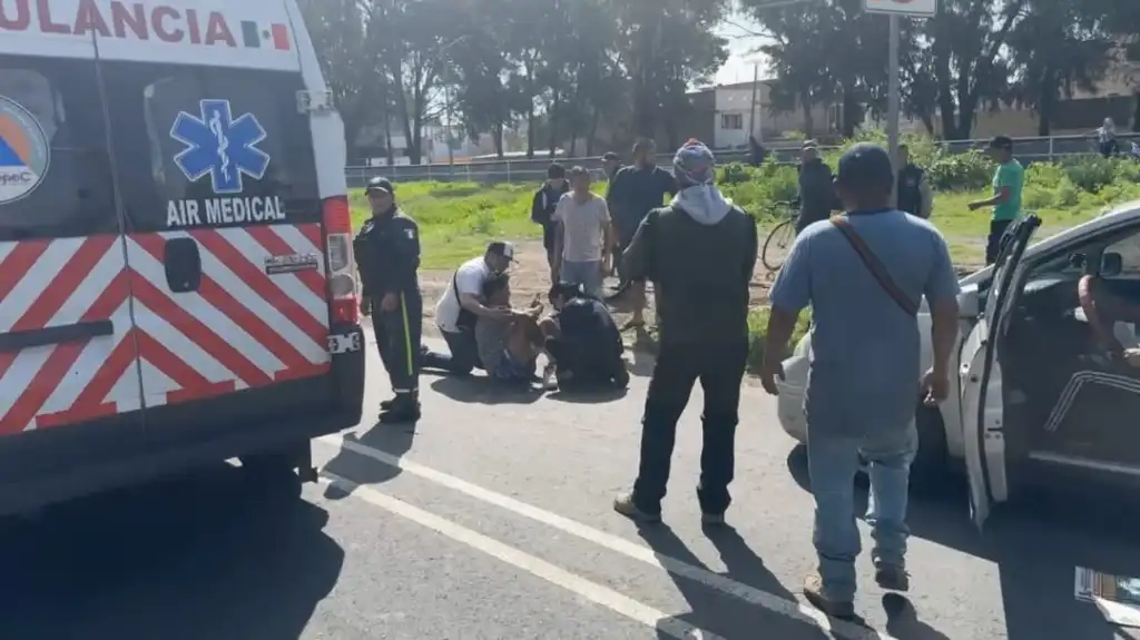 Bloquean la avenida Central de Ecatepec Edoméx, causa choque de auto  contra moto