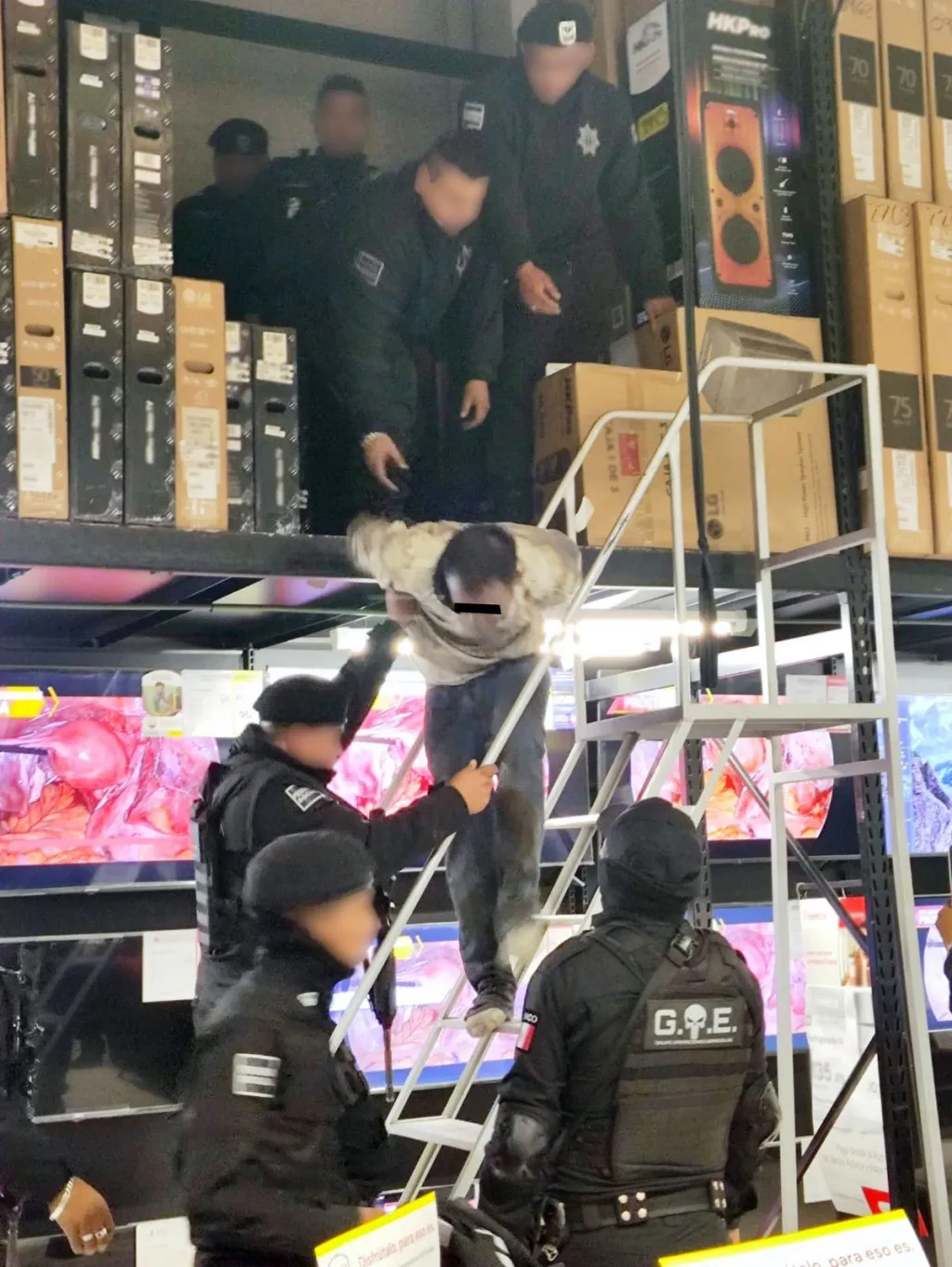 En Ixtapaluca Edoméx, Atrapan a Hombre en Pleno Robo a Tienda Departamental, Intentó Escapar por el Techo