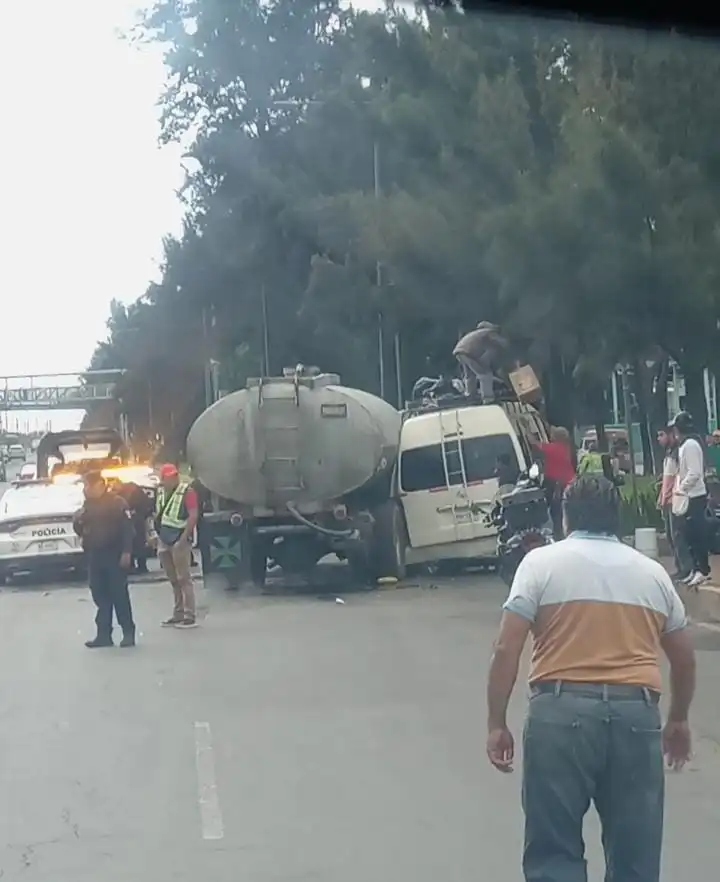 En Zaragoza, Pipa Colisiona con Camioneta Cerca del Metro Acatitla en la CDMX