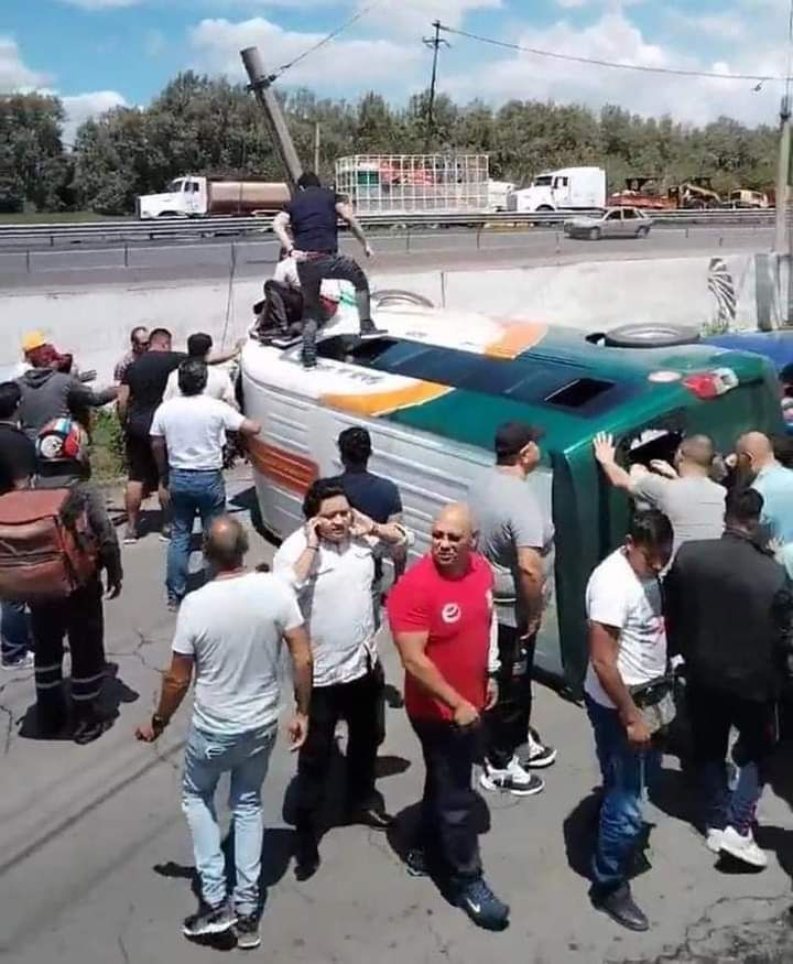 Combi Vuelca en Ecatepec, Edoméx, deja 18 pasajeros lesionados