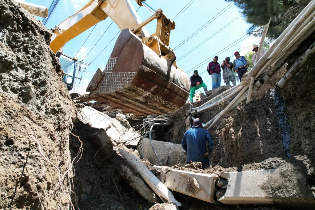 En Ecatepec Edoméx, inicia la reparación de enorme socavón de 7 metros de profundidad