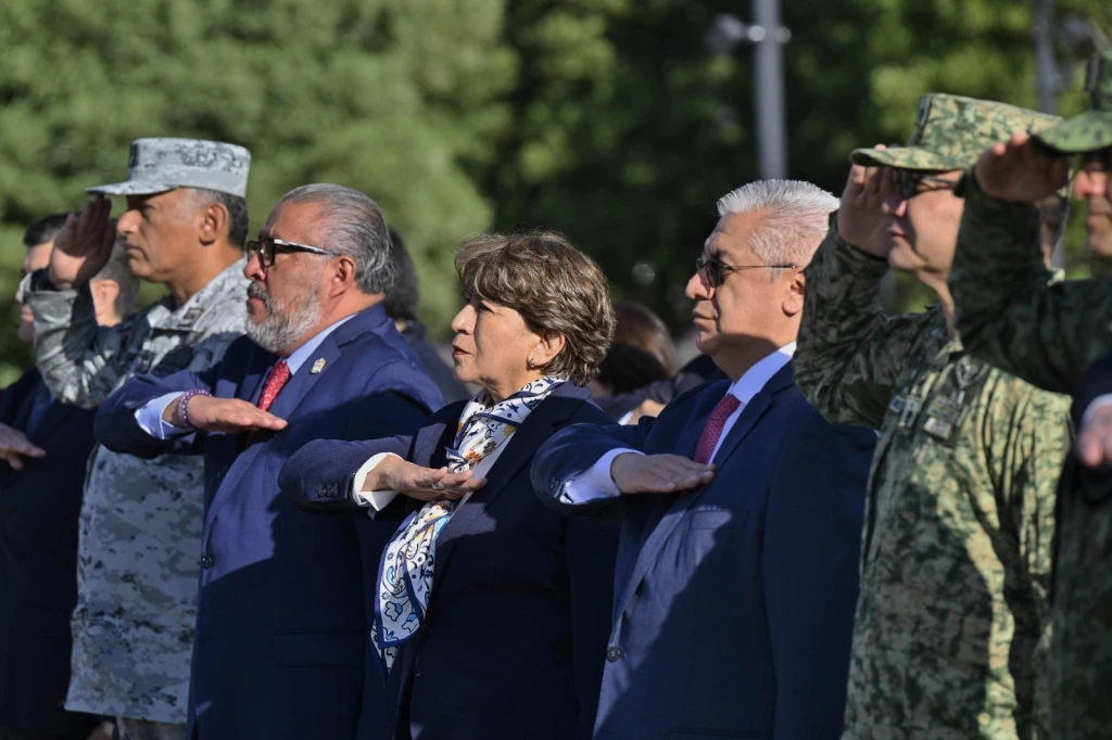 Encabeza Gobernadora Delfina Gómez ceremonia de izamiento de bandera en la capital mexiquense