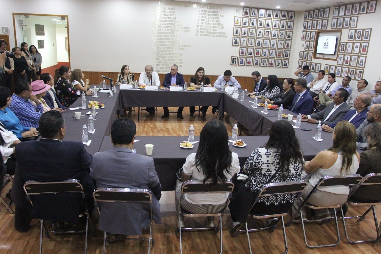 A legisladores Parlamentarios Escuchan sobre la Reforma Judicial