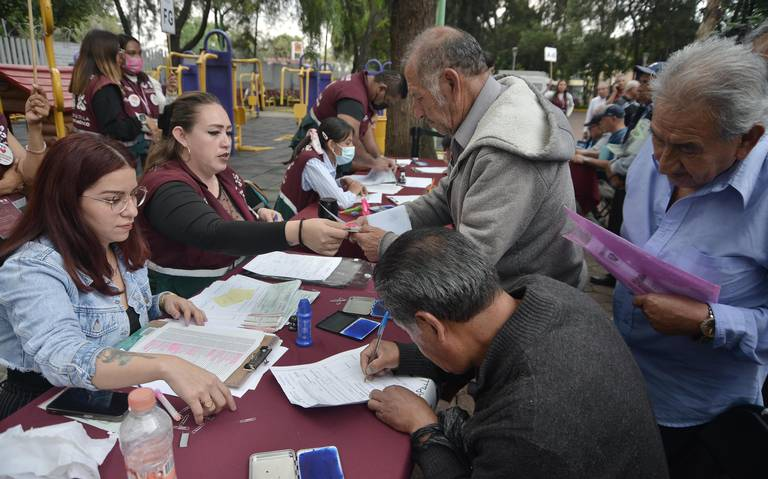 Batres entrega 381 apoyos a extrabajadores de la desaparecida Ruta 100