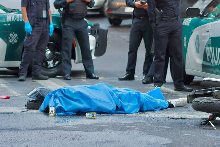 Fallece motociclista al derrapar y luego es arrollado por un vehículo