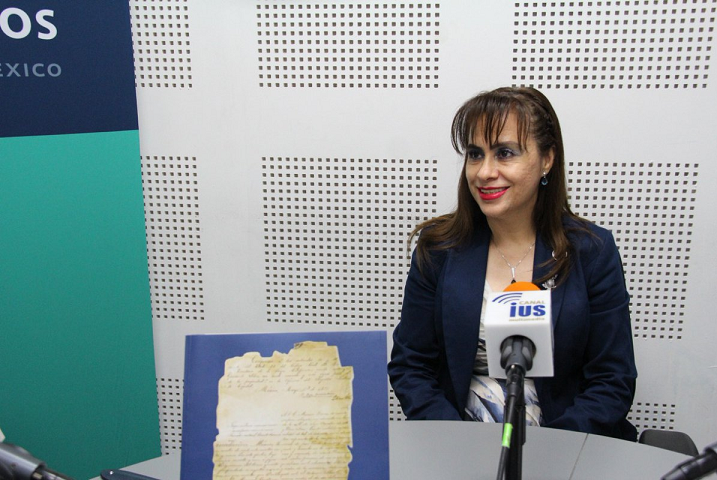 Entrevista de Federico Lamont con la titular del Registro Público de la Propiedad, Benita Hernández Cerón dur ante la Expopan en el WTC