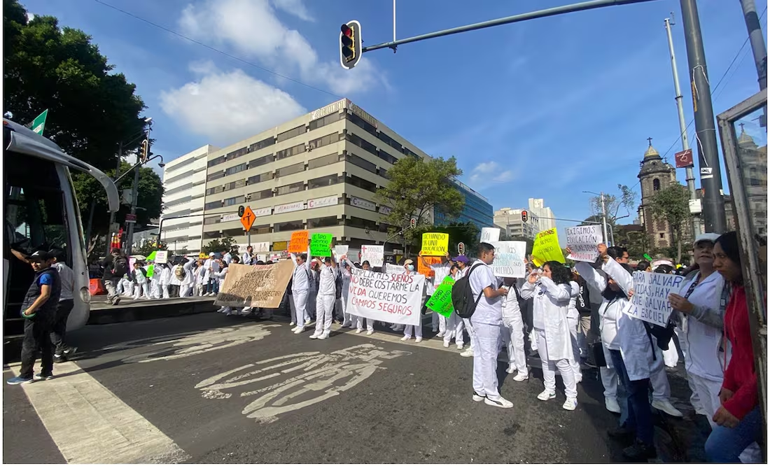 Directora de la Universidad de la Salud renuncia por paro de trabajadores y quejas de estudiantes