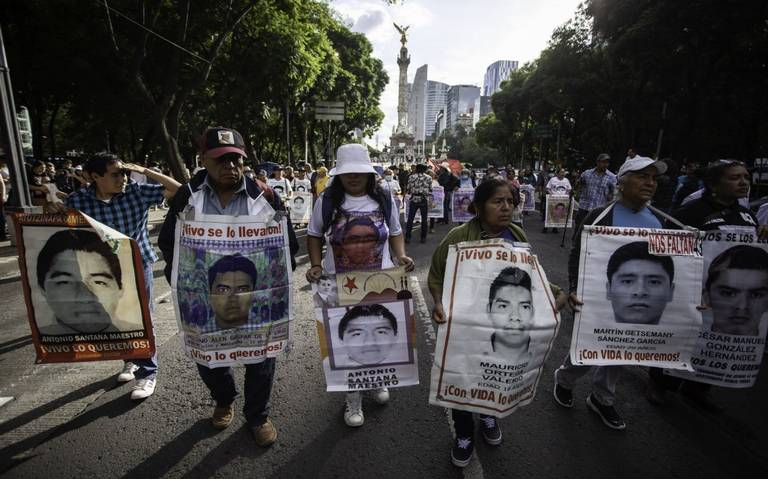 Padres de los 43 normalistas acusan a AMLO de no decir la verdad