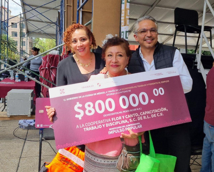 Para mejorar la economía de los que menos tienen, el Jefe de Gobierno, Martí Batres Guadarrama llevó a cabo l a entrega de apoyos de programas de trabajo y fomento al empleo de la Ciudad de México. El mandatario mencionó que est e martes se da un paso más de trabajo con mucha gente y por esas razones se crearon 120 cooperativas. “Para su creaci ón reciben 80 mil pesos , son 120 cooperativas con cinco integrantes cada una, cooperativas que empiezan con su activid ad económica, algunas de ellas con temas de ropa, artículos de vestir para las mujeres, comida, cocina, cada cooperati va tiene sus temas, algunas hasta temas culturales”. El mandatario detalló que también entregan 120 mil pesos a 86 c ooperativas que tienen ocho integrantes mismas que ya existen y se trata de un fortalecimiento de las cooperativas. “A demás estamos entregando recursos especiales a 10 cooperativas que tienen 50 integrantes cada una de ellas, ósea ya es  un grupo más grande y eso implica trabaj