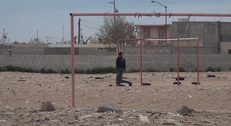 Encuentran colgado a un sujeto en una portería de fútbol en Toluca