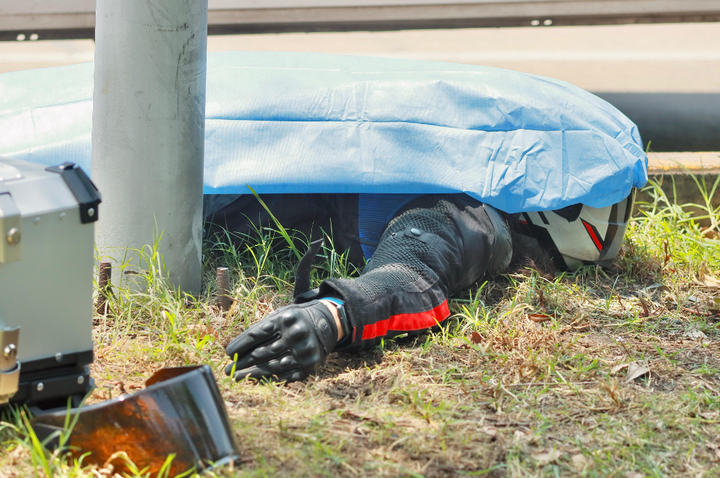 Motociclista muere al derrapar por un bache en Río Churubusco