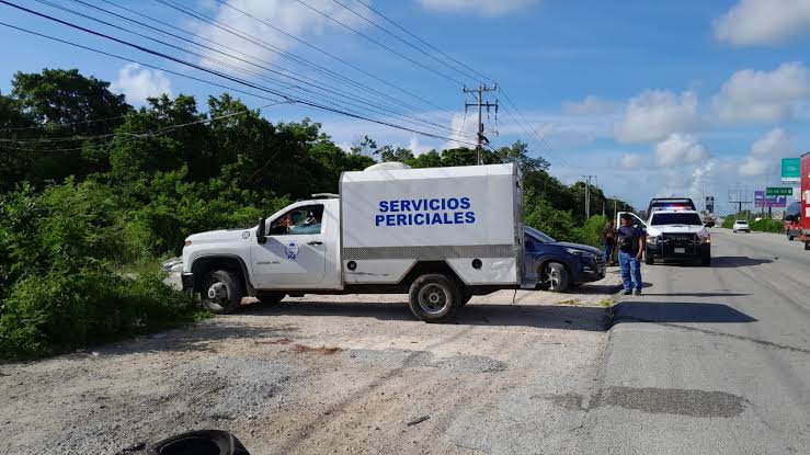Hallan cuatro cuerpos sin vida abandonados sobre la carretera Cancún – Puero Morelos y entre la maleza