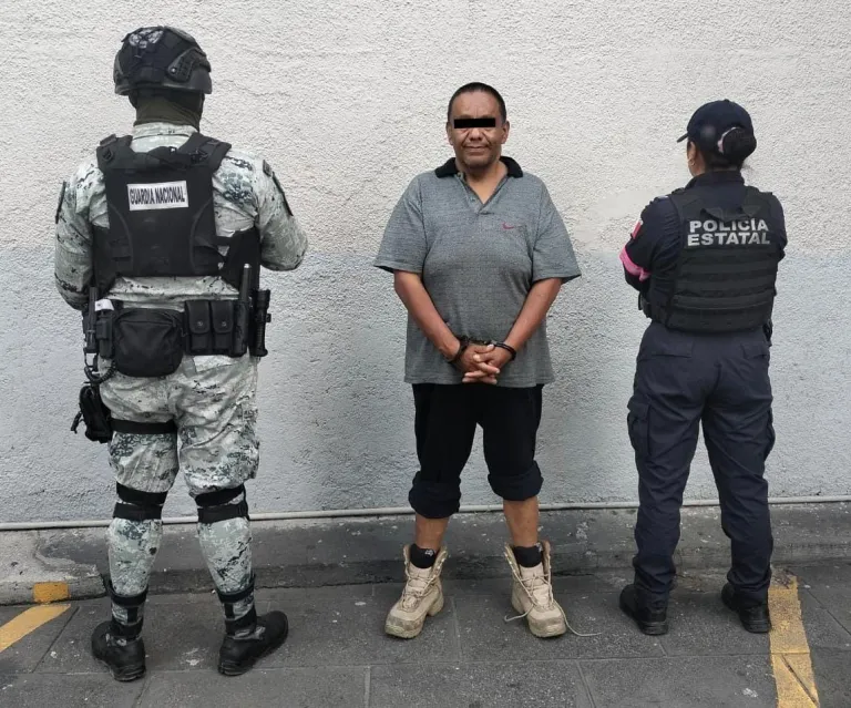 En Naucalpan Edoméx se le acusa de Acosar a Mujeres y de Portar en su Vehículo Equipo Táctico Policial
