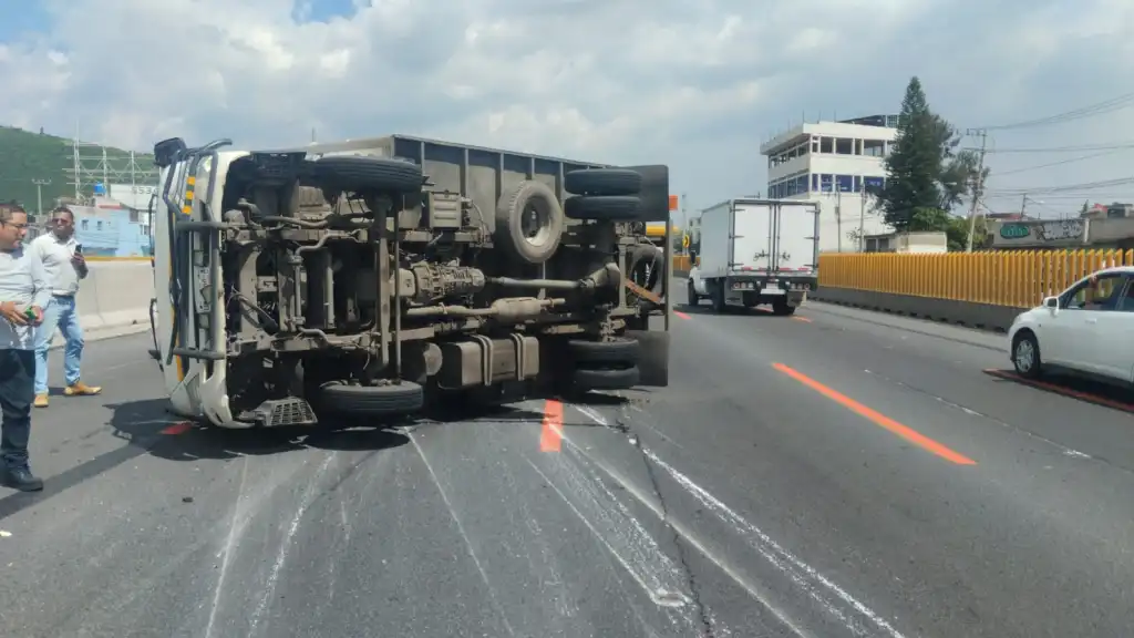 Antes del Puente Blanco con Dirección a Puebla en Pista se Volcó Vehículo