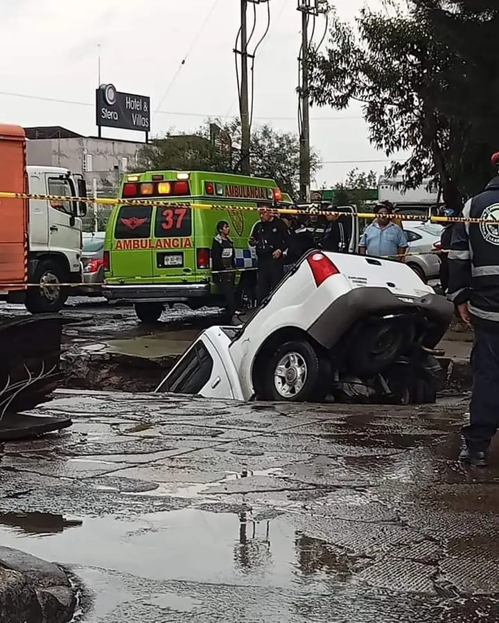 Aparece un Socavón se traga camioneta en Ecatepec Edoméx ; conductor logró escapar