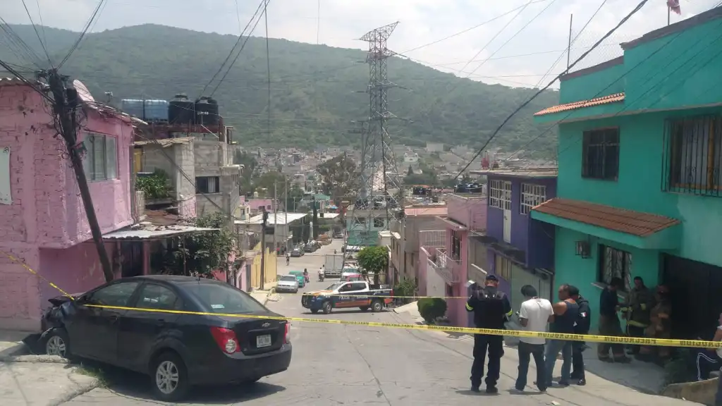 Paro Cardiaco sufre conductor de Vehículo y se Impacta contra poste de luz y casa en Ecatepec Edomex