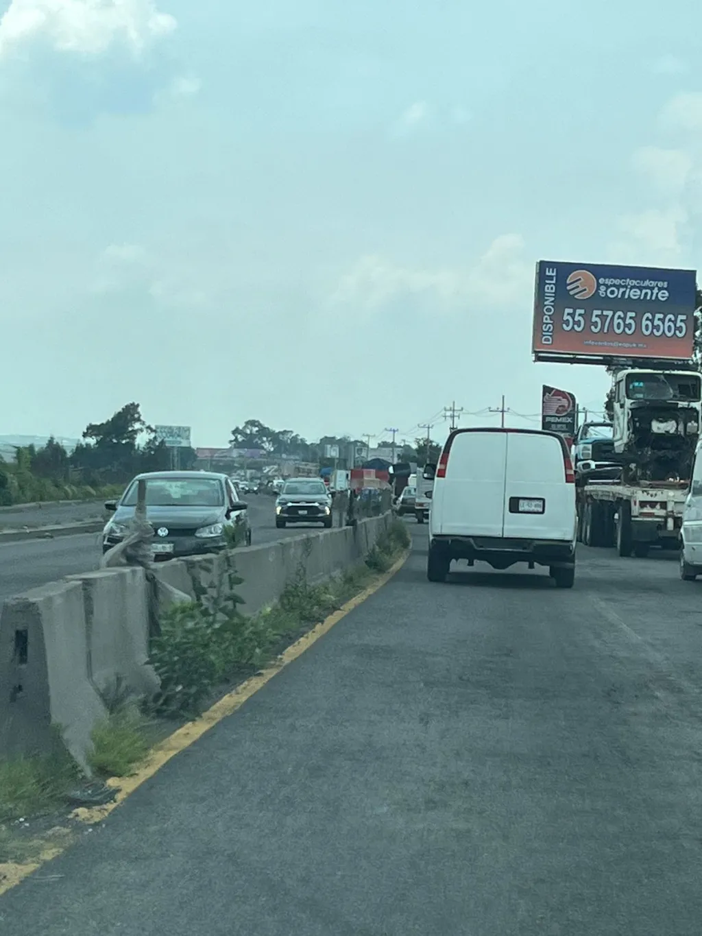 Intenso Tráfico se registró este miércoles por trabajos de CFE en Chalco Edoméx, espera terminen mañana Alb erto Moreno Zona Oriente Edoméx-. Tráfico demasiado lento por qué están cambiado los de la CFE un poste de luz antes  de llegar al CEDIS de Chalco, en el estado de México. Automovilistas indicaron que se está haciendo un caos total a p artir de los álamos hacia el municipio de Chalco. » Esta muy lento el tráfico esperemos que lo compongan rápido porq ue tardamos veinte minutos a media hora en pasar», dijeron. Quien vaya por ese lado maneje con mucha precaución por qu é también se encuentran los baches