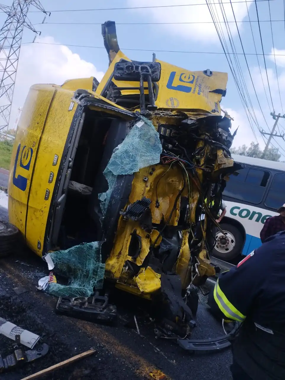 Se impacta Tractor contra Puente Vehicular y Chofer resultó Herido en Ecatepec Edoméx