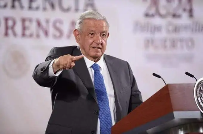 Renuncia a su Militancia de Morena AMLO