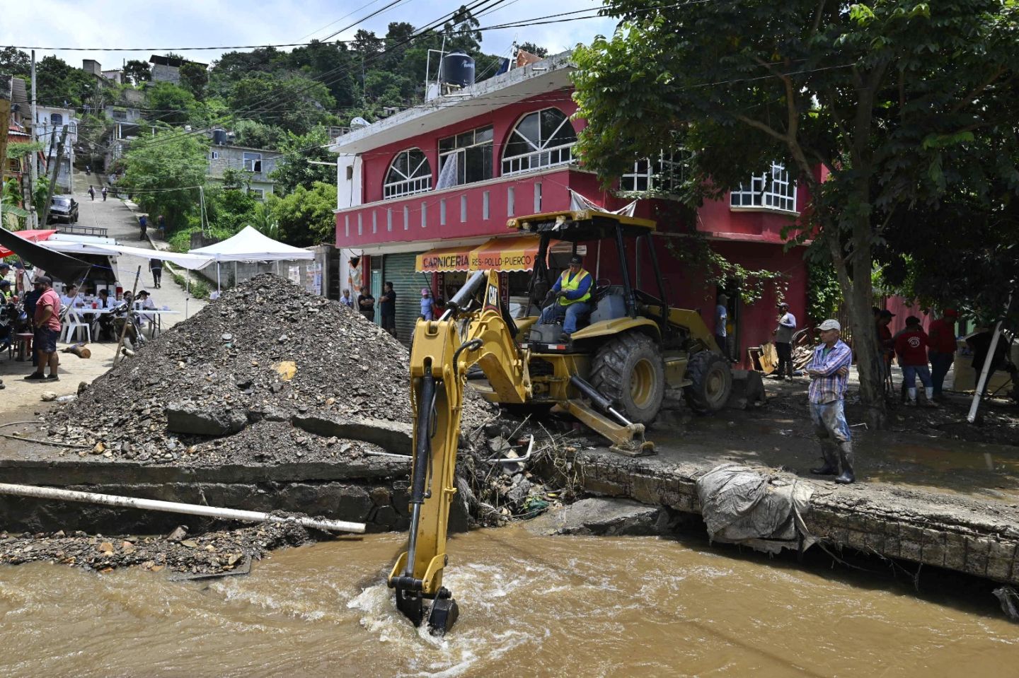 Anuncia Gobernadora plan para reubicar viviendas dañadas por desbordamiento del Río Rincón de López
