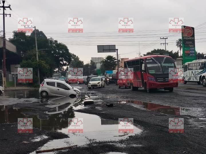 En Ecatepec Edoméx Auto Cae en Socavón
