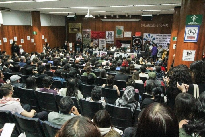 Familiares de los 43 normalistas desaparecidos se reúnen con estudiantes de la Facultad de Filosofía de la UNA M y dan una conferencia de prensa