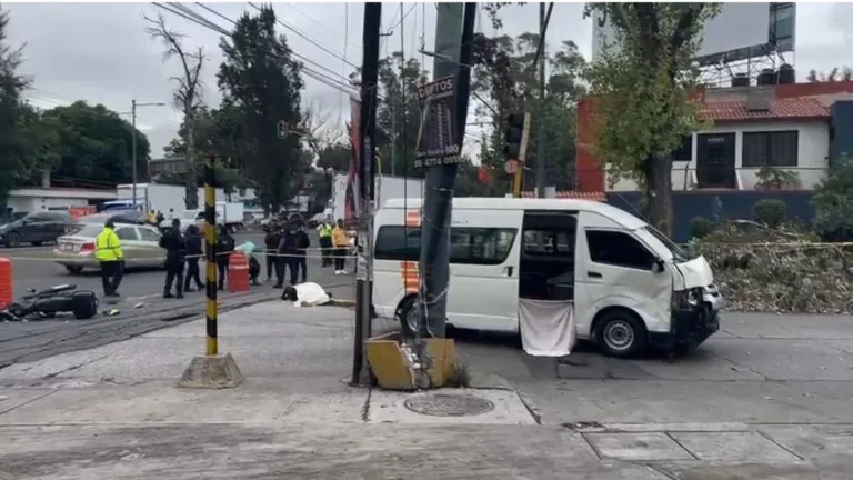 Arrolla Combi en Sentido Contrario y mata a pareja de Motociclistas en Naucalpan Edoméx