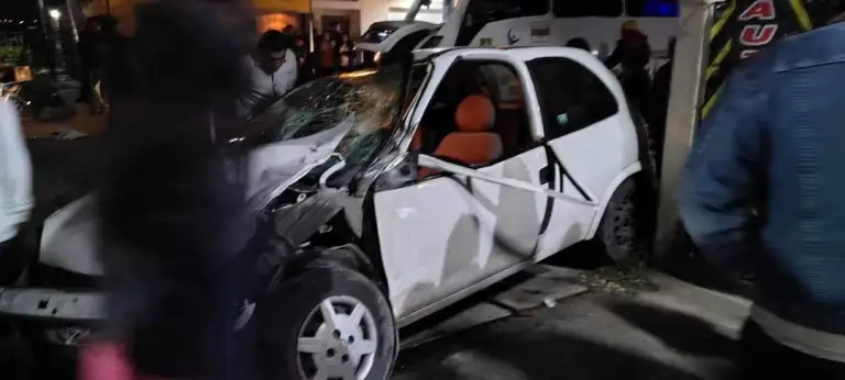 En Toluca Edoméx compacto choca contra Autobús, hay lesionados mujer embarazada y menor de edad