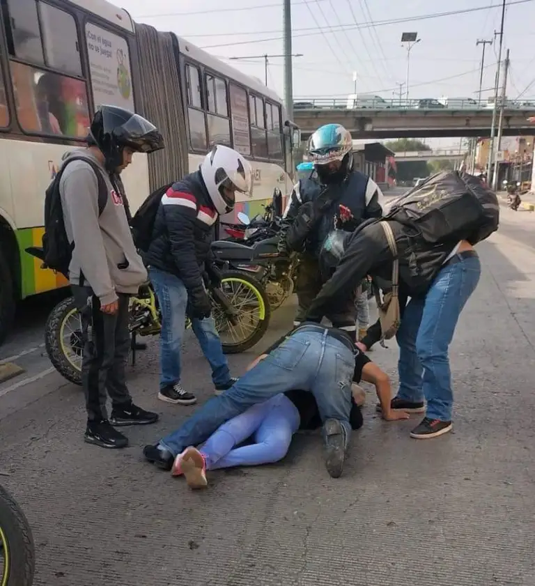 En la Av, Rápida José López Portillo Edoméx, se Derrapa Motociclista