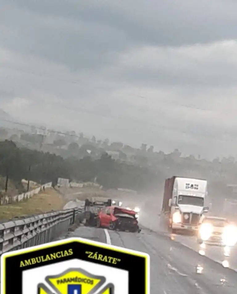 Chocaron dos autos rojos a la altura del km 70 en el CEM dirección Ecatepec Edoméx