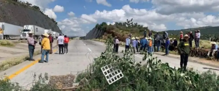 Mantienen Ejidatarios bloqueo en Arco Norte por segundo día consecutivo