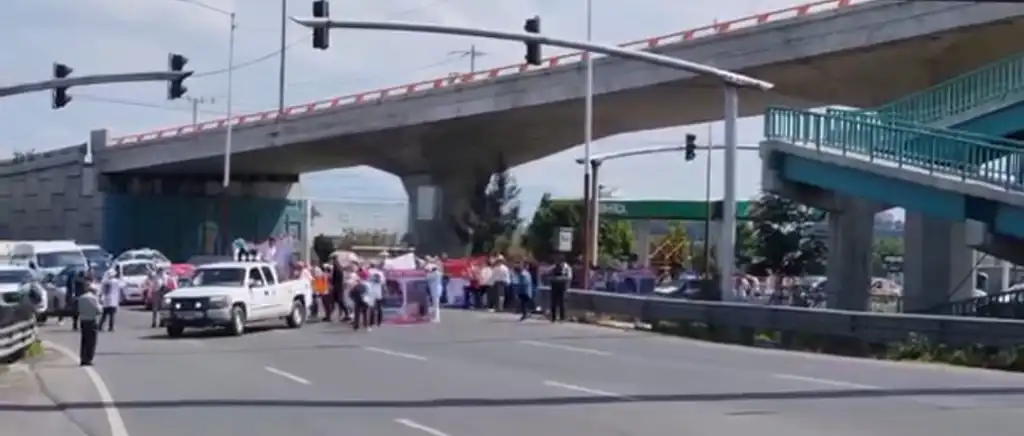 Bloquean Familiares la autopista Peñón-Texcoco en Edoméx, exigiendo la localización de Osvaldo Zendeja