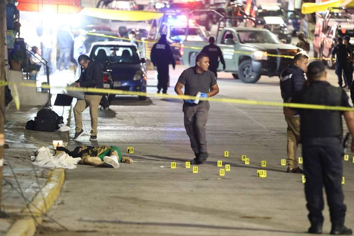 Un sujeto al parecer de nacionalidad hondureña, fue arteramente asesinado a balazos esta noche por un grupo de  delincuentes que le dispararon en por lo menos 27 ocasiones con armas de fuego desde un auto en marcha. Consumado el ase sinato, los presuntos homicidas que a decir de la policía al parecer actuaron en una venganza de presuntos mafiosos, im primieron velocidad a su auto del que no se dieron mayores características, para darse a la fuga y perderse entre las o scuras calles del lugar sin que hasta el momento se sepa nada de su identidad y posible paradero. Los hechos que costaro n la vida de este sujeto de aproximadamente 30 años de edad, hasta el momento desconocido, se registraron minutos despu és de las 8 de la noche de este miércoles, sobre la avenida Centenario, en la colonia San Antonio Zomeyucan, una colon ia que a decir de la policía, está plenamente identificada como un punto rojo en la venta y distribución de drogas y  que durante los últimos días se han