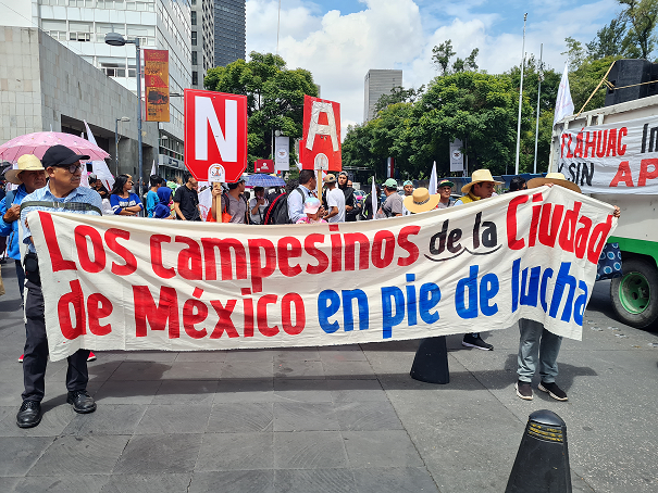 Gobierno de la CDMX recibe con granaderos y a golpes a campesinos de Tláhuac que solicitan apoyos