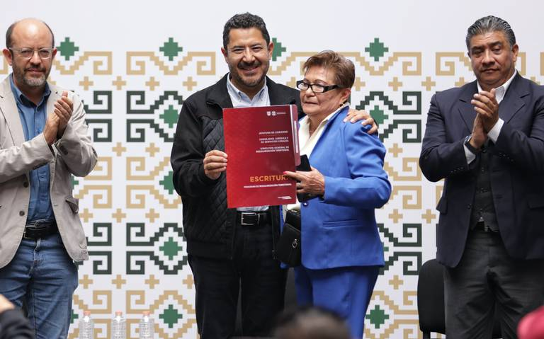 Batres entrega 73 escrituras a familias de la UH El Biatlón, en Iztapalapa