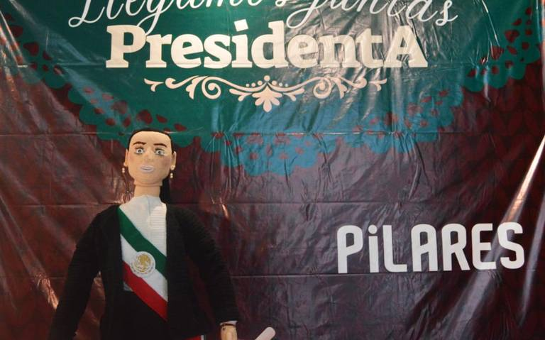 Pilares presenta la muñeca Sheinbaum y a la muñeca Lelé monumental