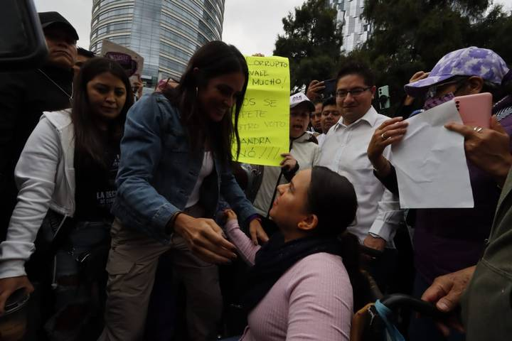 Vecinos de la Cuauhtémoc le brindan su apoyo a Alessandra Rojo de la Vega para gane la batalla