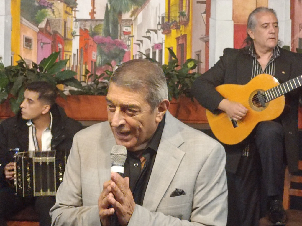 Se presenta en el restaurante Arroyo, el cantante Hugo Jordán