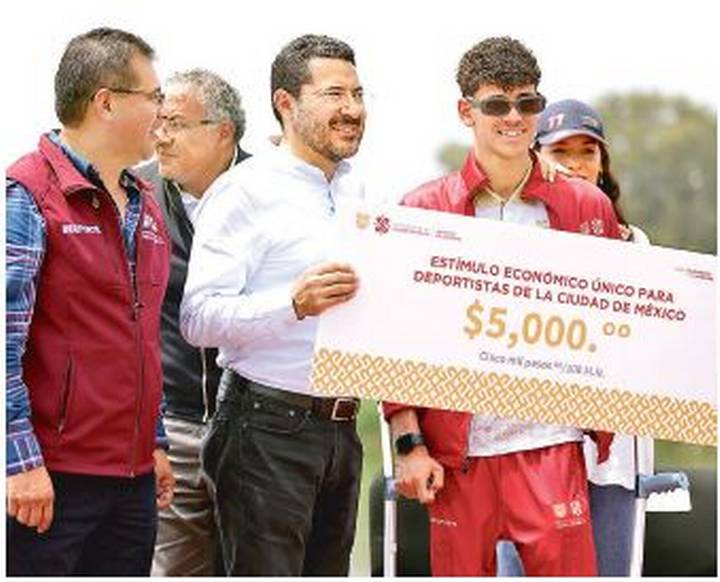 Entrega Batres el Multifamiliar Peten, en Benito Juárez