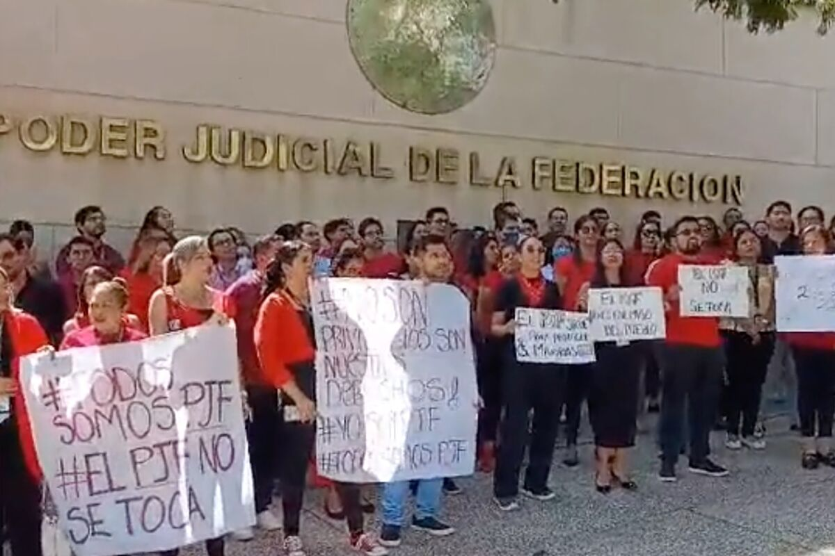 Trabajadores del Poder Judicial niegan haber lanzado objetos contra AMLO